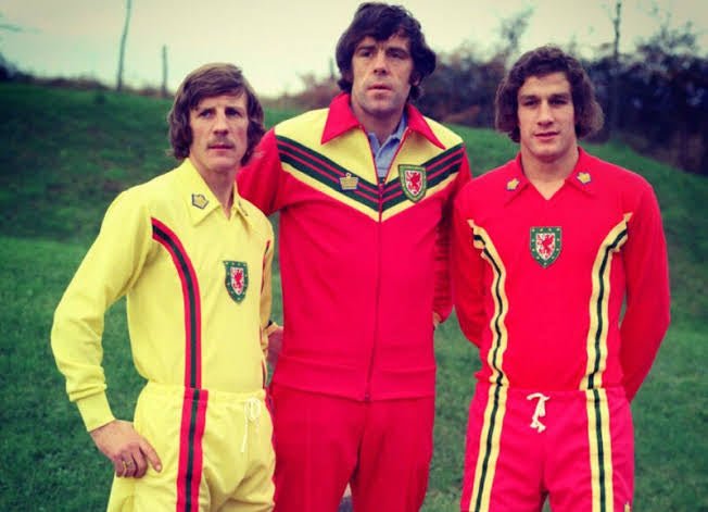 Wales 🏴󠁧󠁢󠁷󠁬󠁳󠁿 1976/79 Away Jersey. - World Cup Retro Soccer Shop