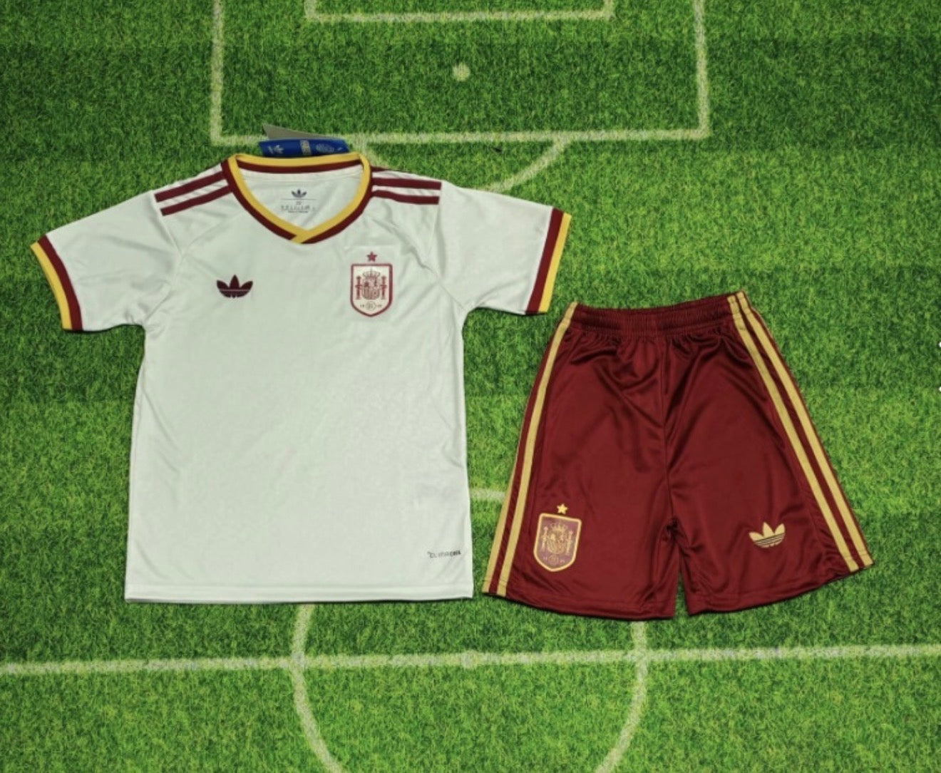 Spain 🇪🇸 2026 World Cup Kids Kit Set, Away Jersey Shorts & Socks.